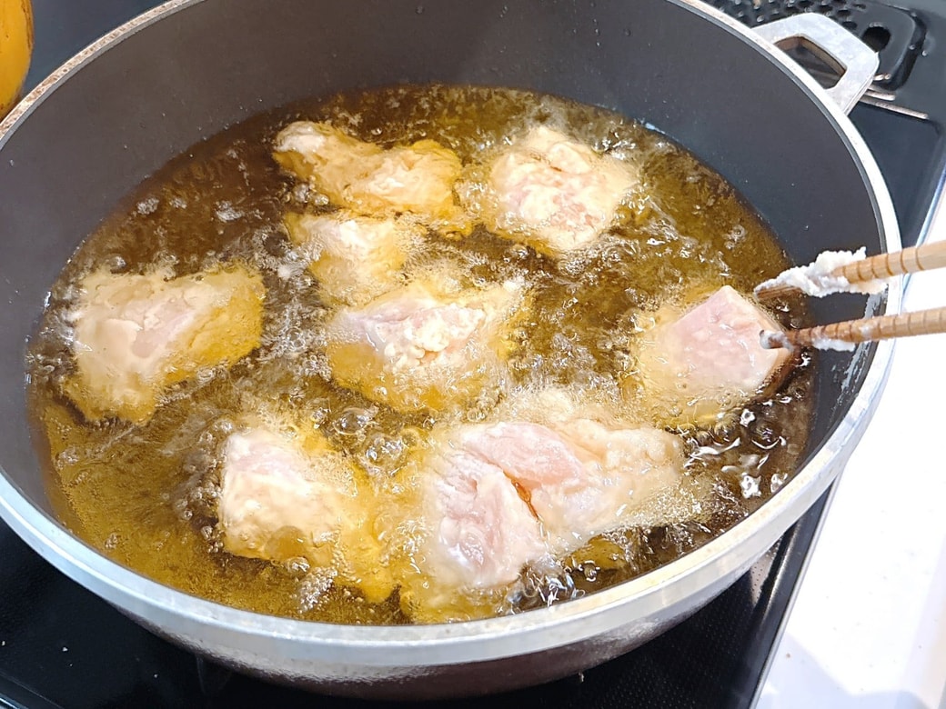 衣をつけて油で揚げる