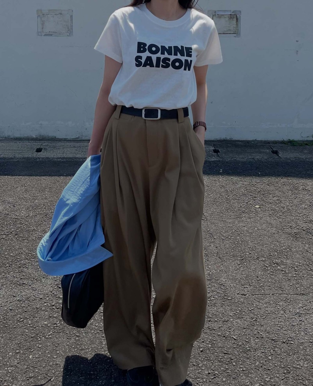 チノパンを合わせてロゴTを上品にまとめて。