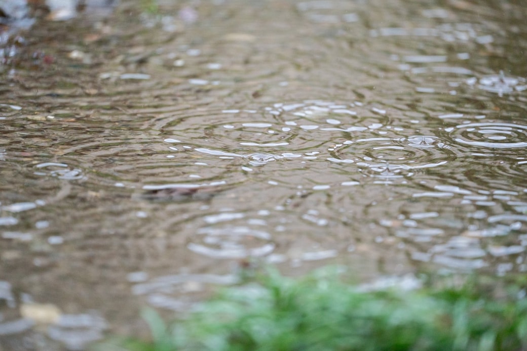 梅雨の時期や雨の日など、湿気が気になる日はとくに起こりやすい