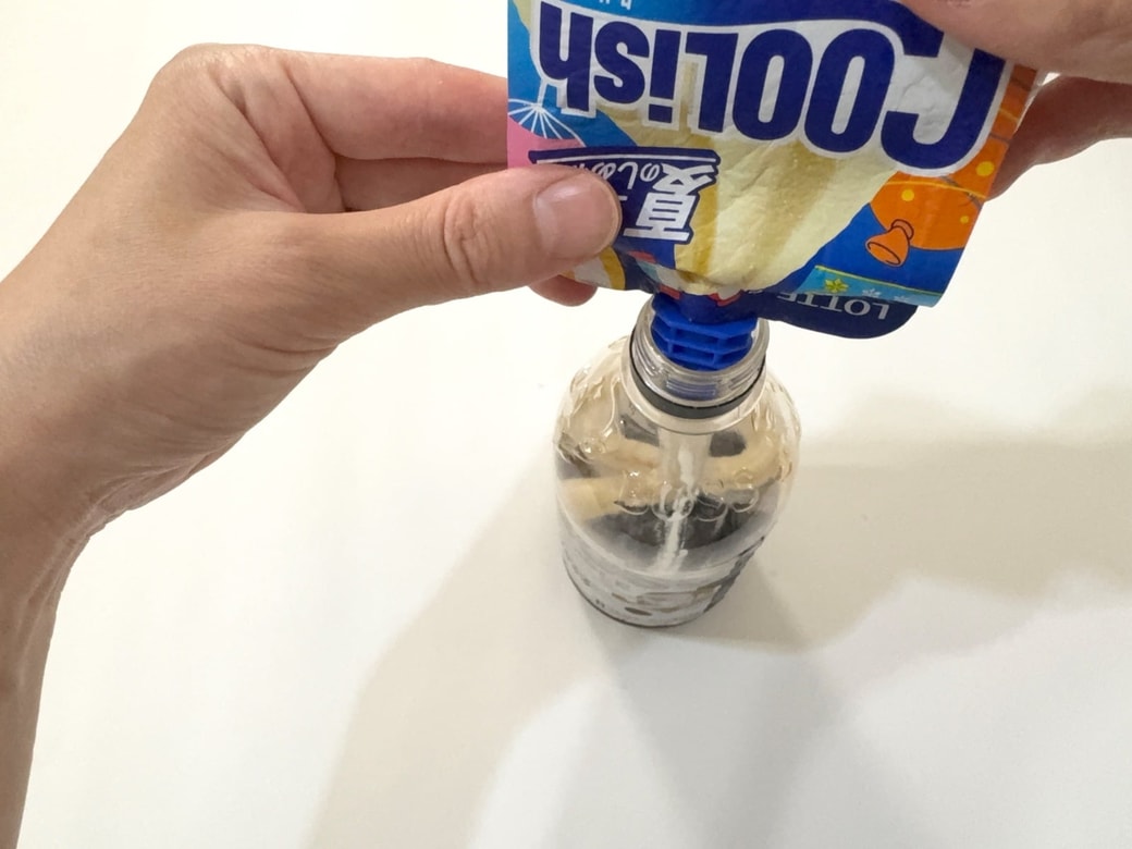 ペットボトルコーヒーにクーリッシュを入れる