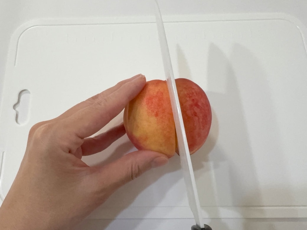 種が当たるところまで切れ目を入れる