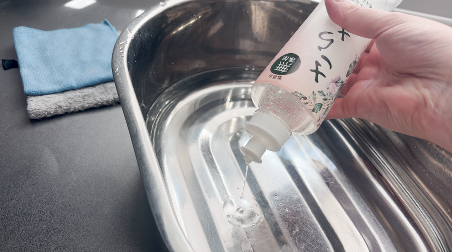食器用中性洗剤を加える