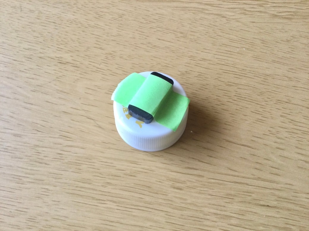 ペットボトルのフタに磁石を貼り付ける