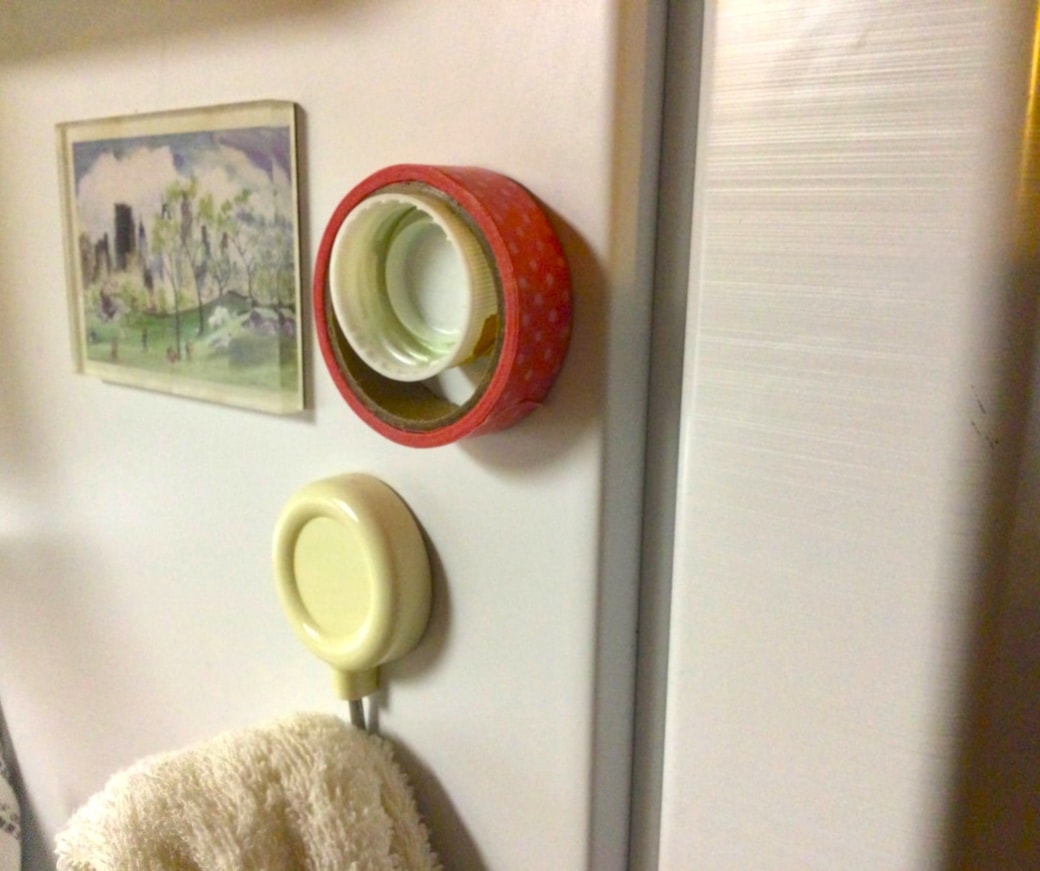 冷蔵庫にくっつけて、浮かせる収納