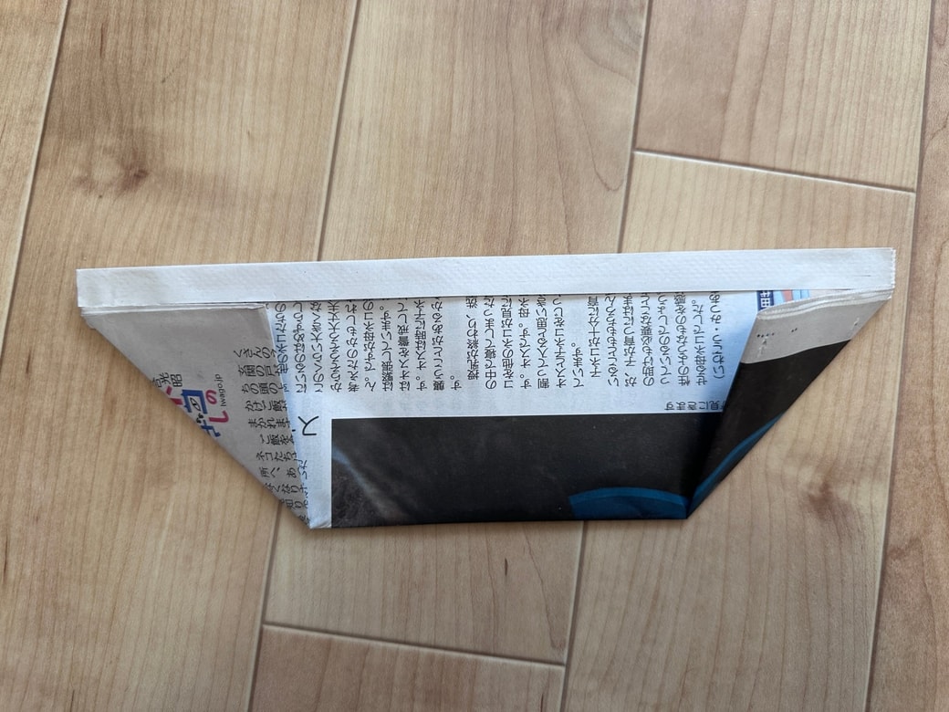 下側の両端を三角に折る