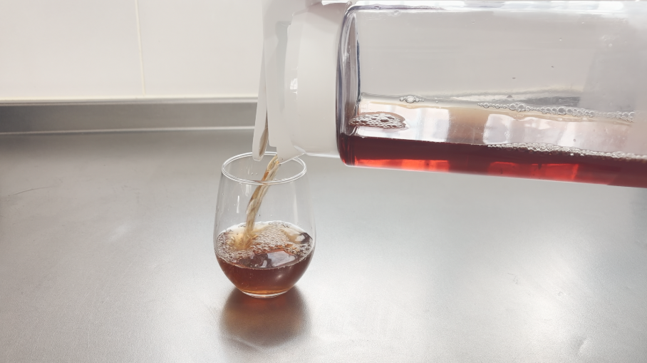 コップに麦茶を注ぐ