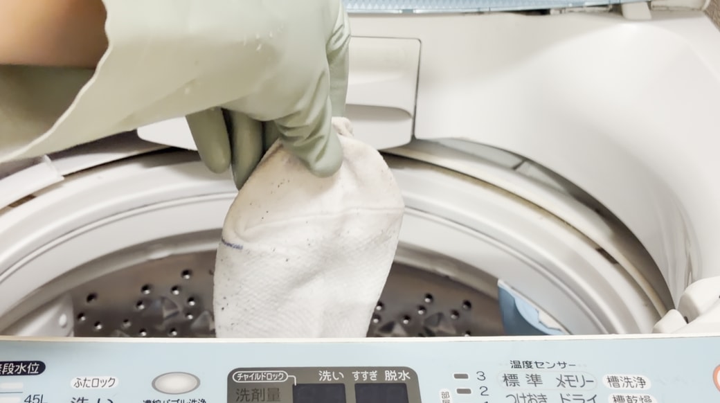 泡のついたまま洗濯機へ入れる
