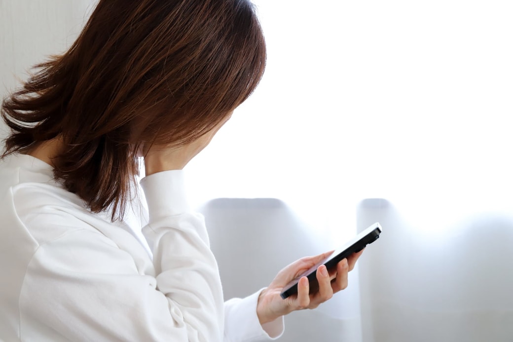 悩む女性
