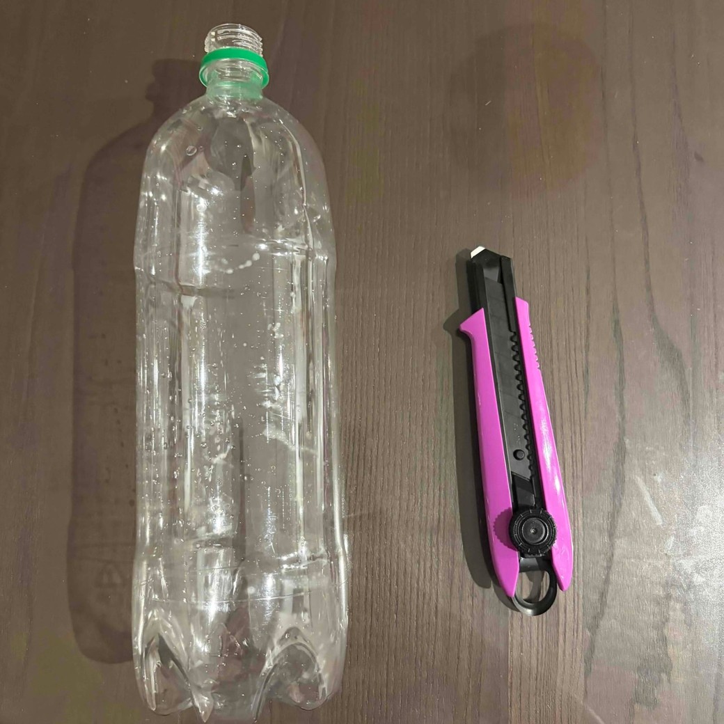 ペットボトルとカッターの写真