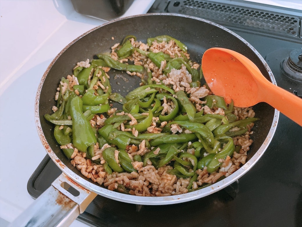 大きめの細切りにしたピーマンとひき肉を、醤油やみりんなどで甘辛く味付け