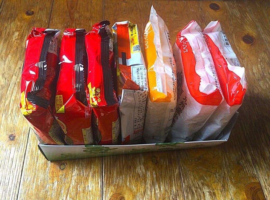ティッシュの空き箱に袋麺を収納した様子