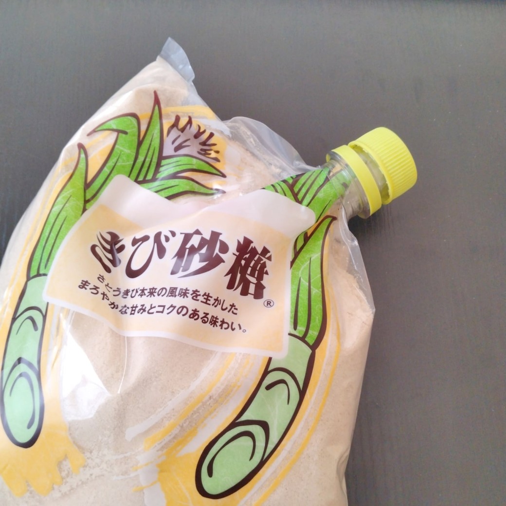 ペットボトルの口部分をつけた砂糖