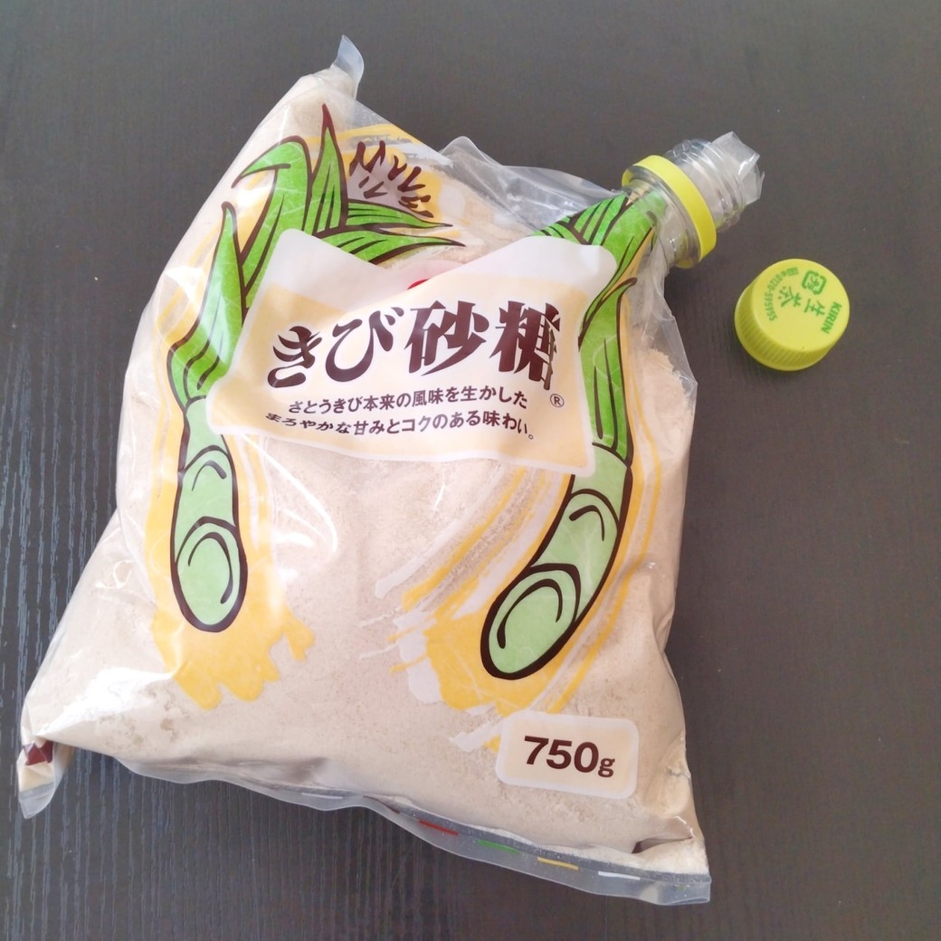 ペットボトルの口部分をつけた砂糖