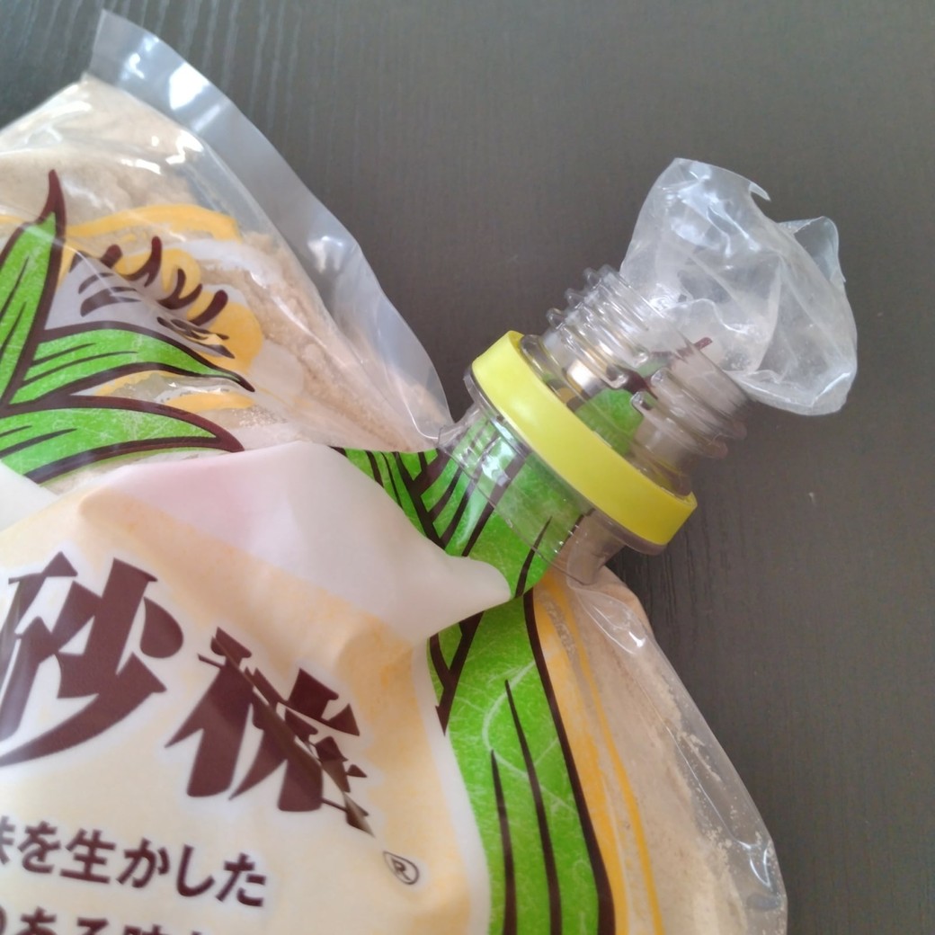 ペットボトルをつけた砂糖