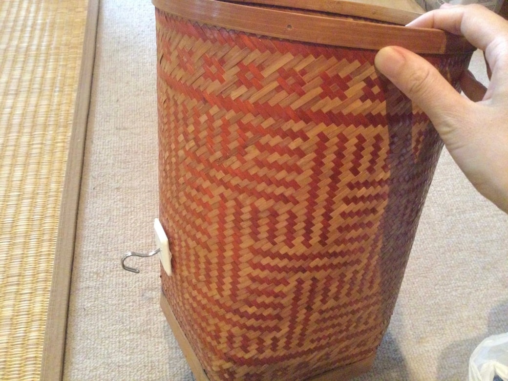 ゴミ箱の側面にシールフックを貼る