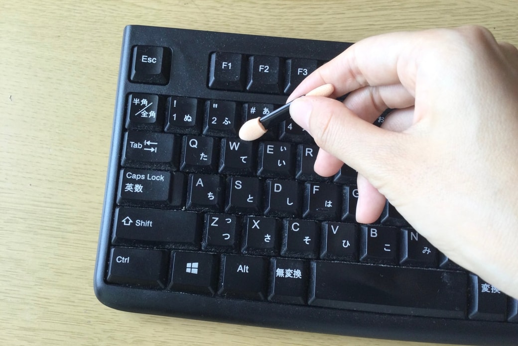 アイシャドウチップでキーボードを掃除