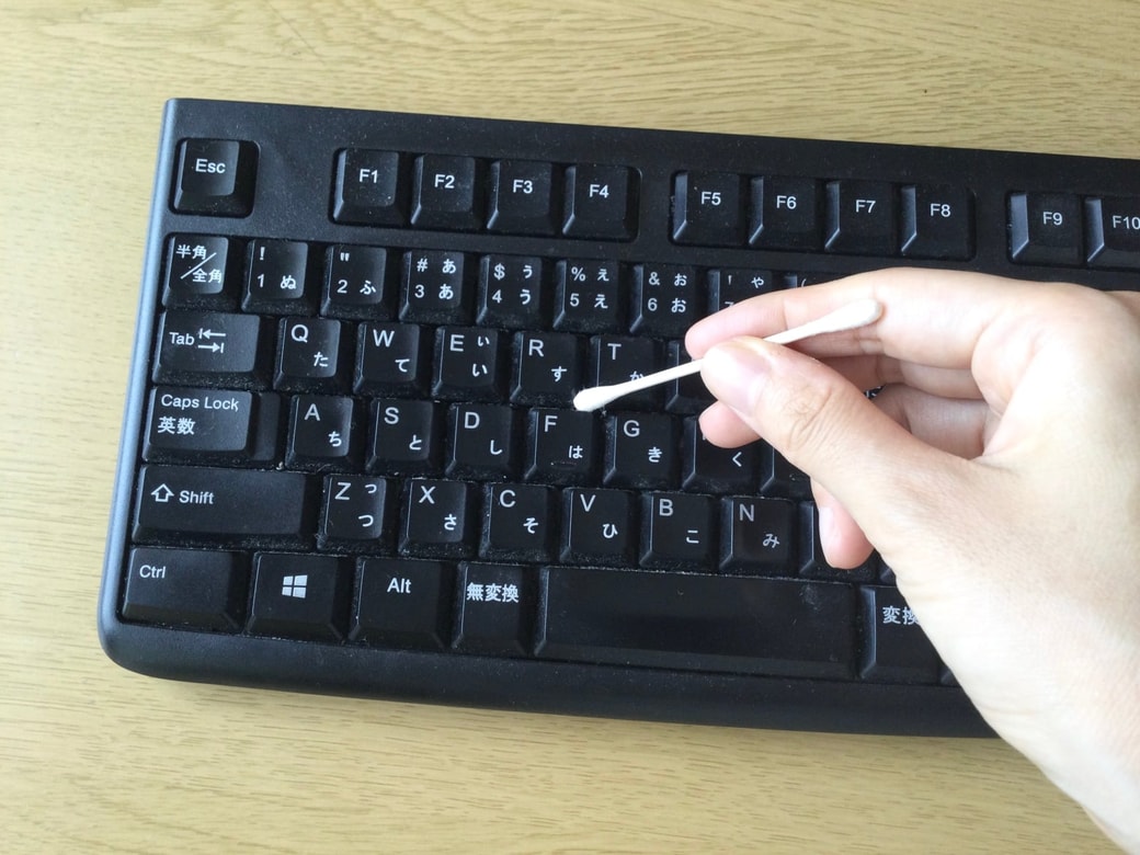 綿棒でキーボードを掃除