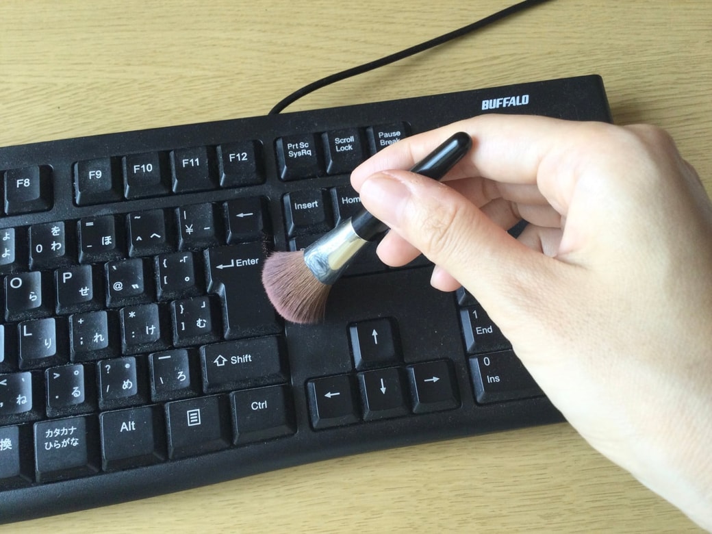 化粧ブラシでキーボードを掃除