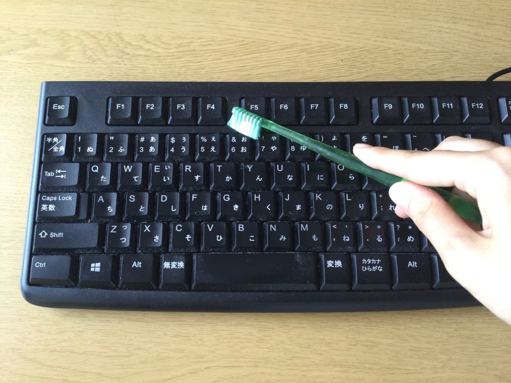 歯ブラシでキーボードを掃除
