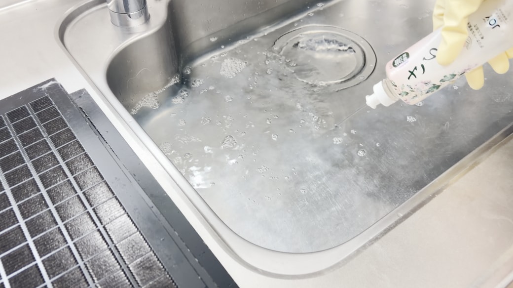 台所用中性洗剤を加える