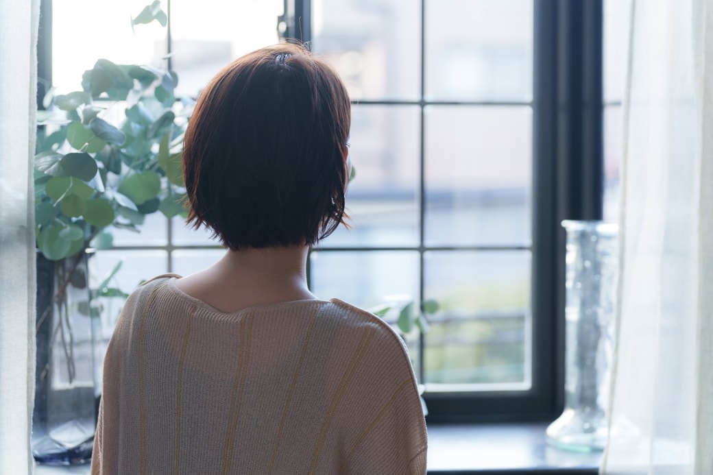 窓を見る女性