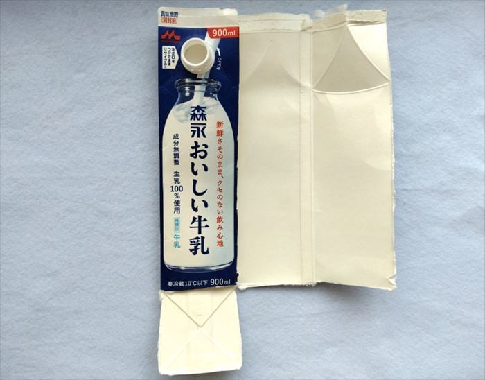 牛乳パックを折ったところ