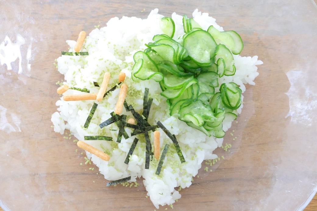 「お茶づけ海苔ときゅうりのおにぎり」