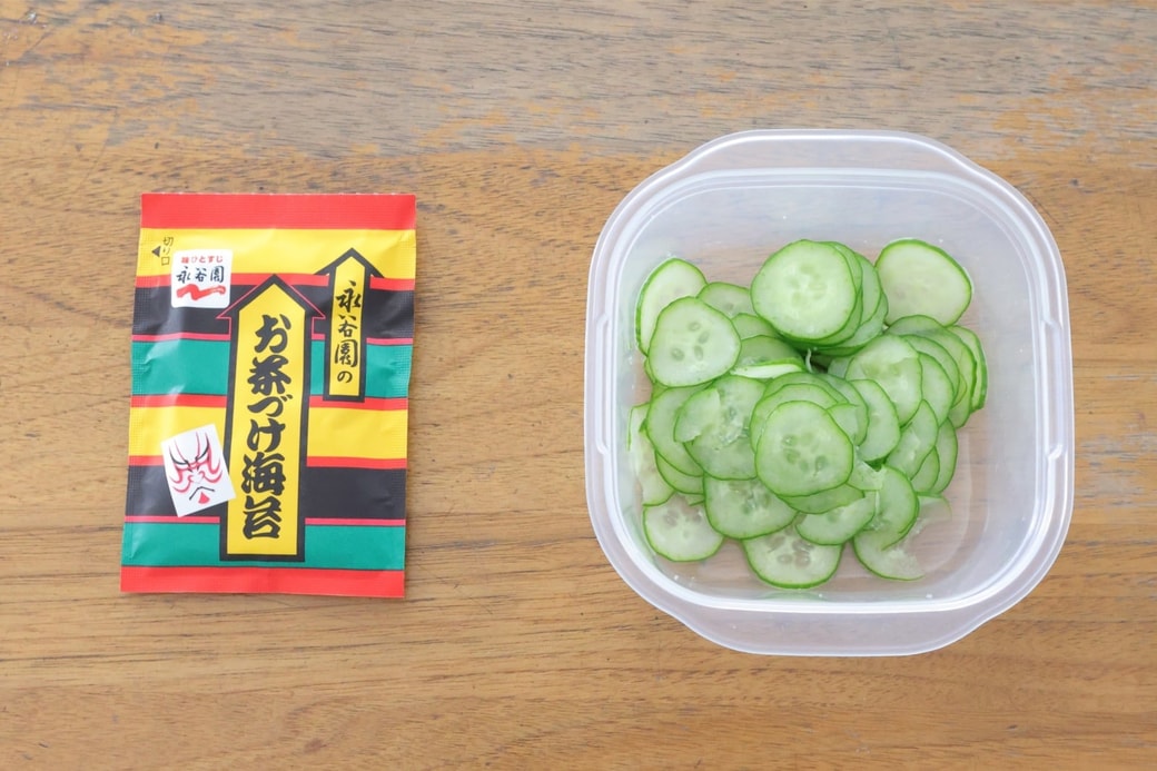 「お茶づけ海苔ときゅうりのおにぎり」