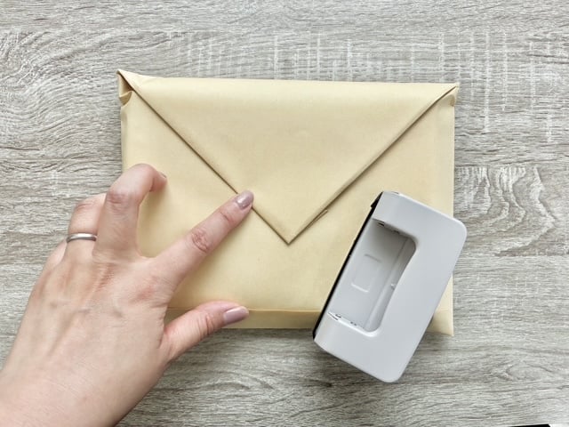 手前に折る