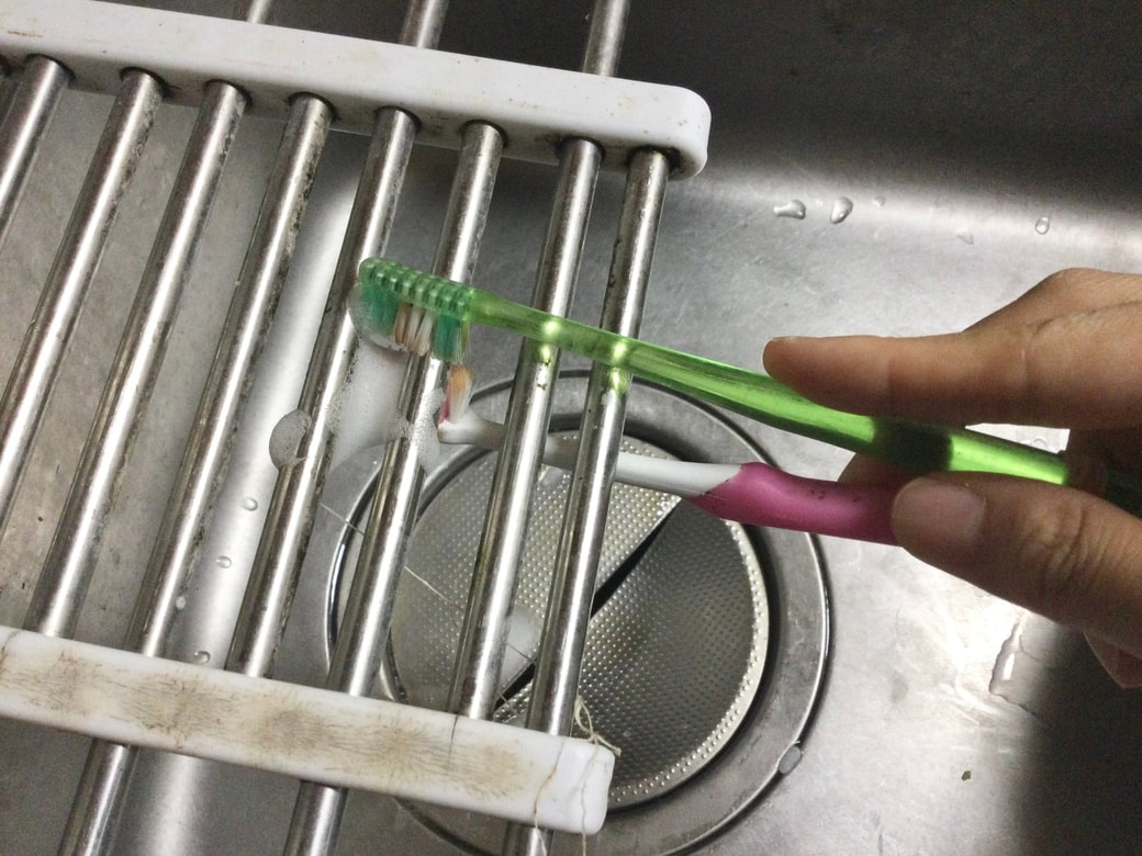 歯ブラシでキッチン用品を掃除する