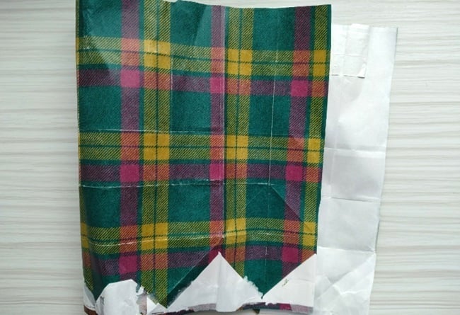 紙袋の角にハサミを入れて切り開く