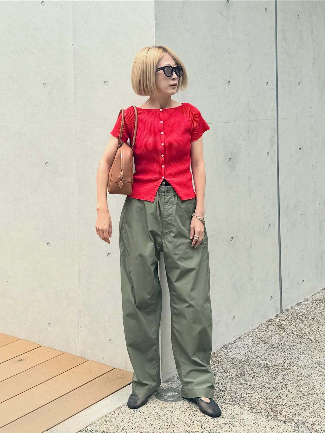 鮮やかな赤のトップスは明るいヘアカラーとも相性抜群。