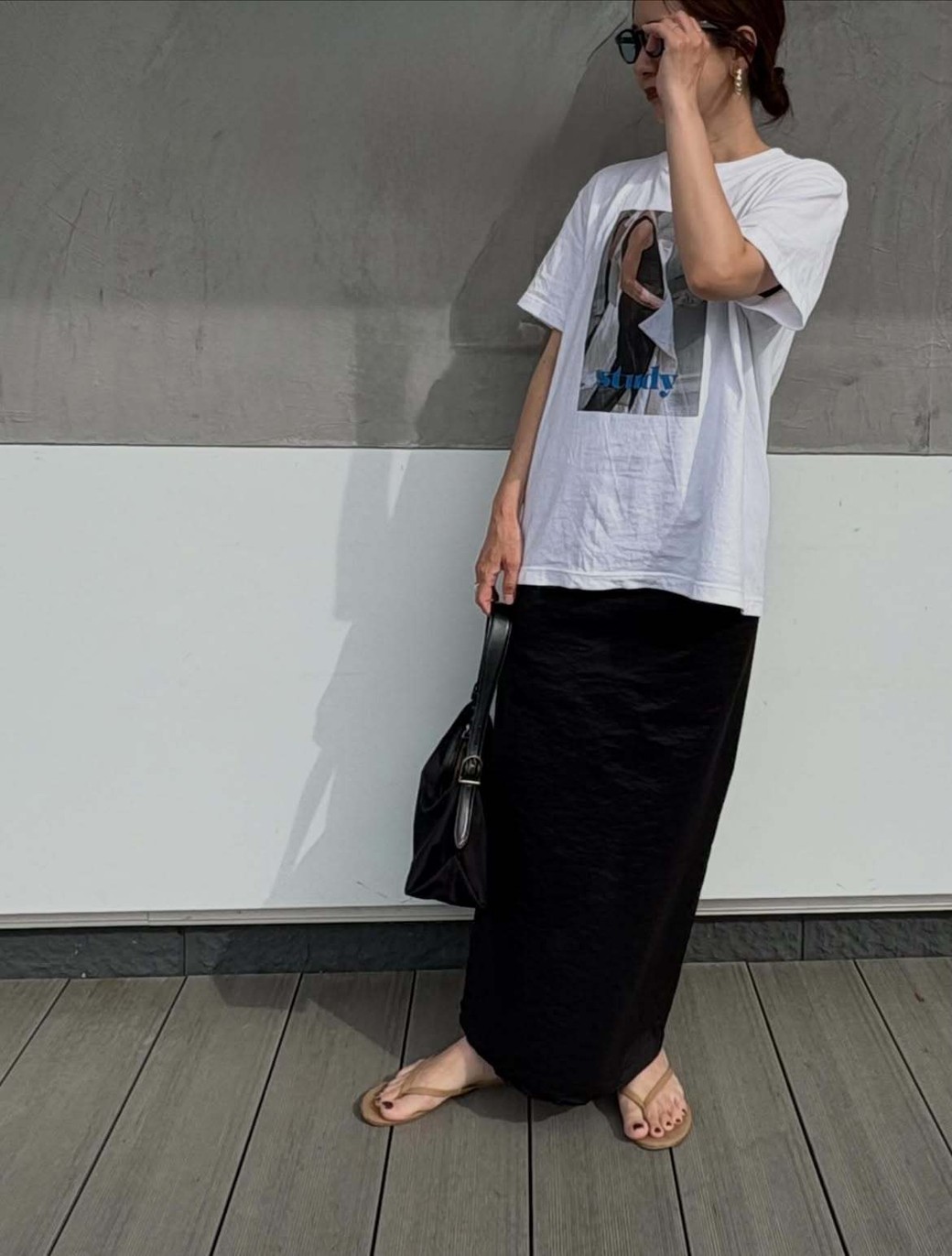 Tシャツがカジュアルになりすぎないよう、タイトスカートでおしゃれ感をオン。