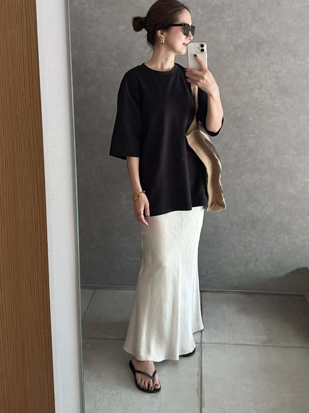 袖丈長めのゆるっとしたトップスで体型カバー。