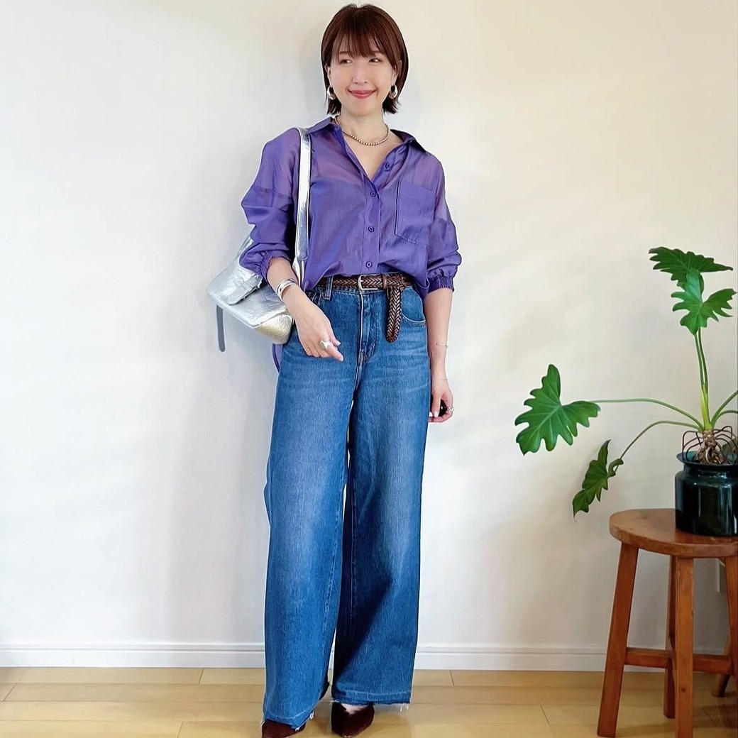 トレンドのシアートップスで二の腕を自然にカバー。