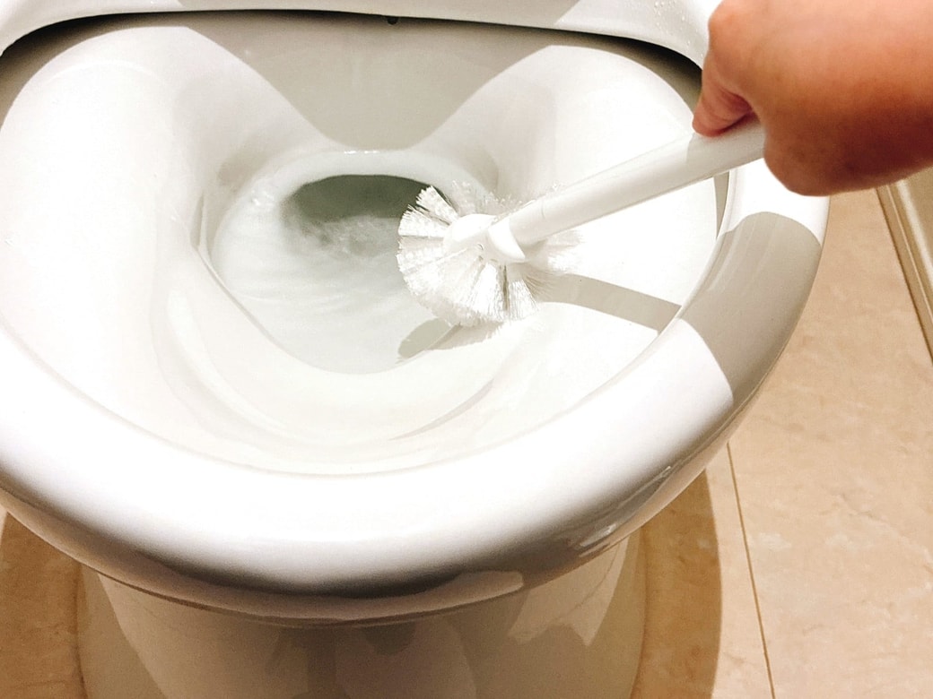 手順2.トイレットペーパーを流したら、トイレブラシでこする