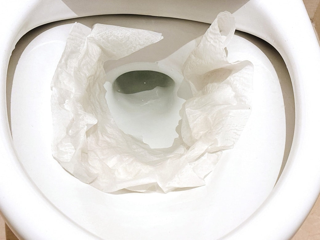 汚れがひどい場合は、トイレットペーパーで湿布をすると◎