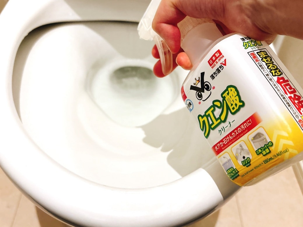 手順1.クエン酸スプレーを便器にかける