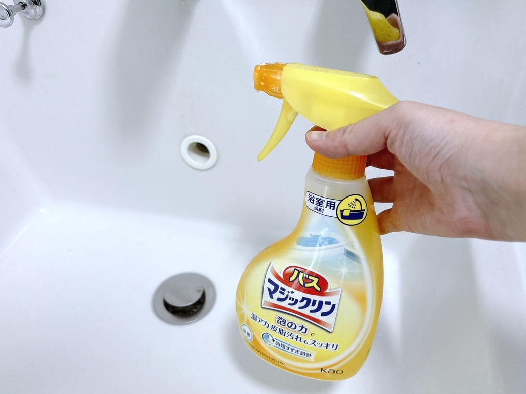 オーバーフロー穴の掃除にはバスマジックリンを使う