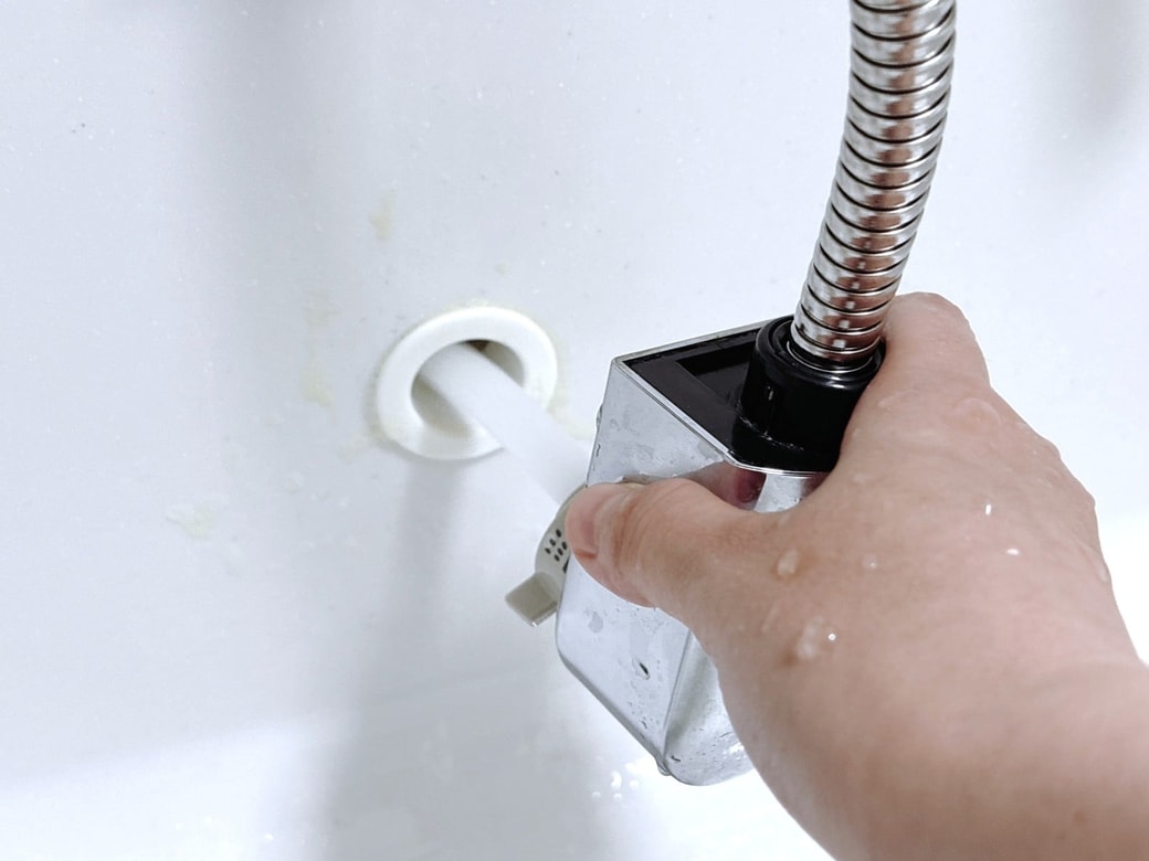 手順3.水でバスマジックリンと汚れを洗い流したら、お手入れ終了