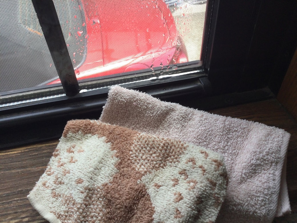 窓に付いた水滴とタオル