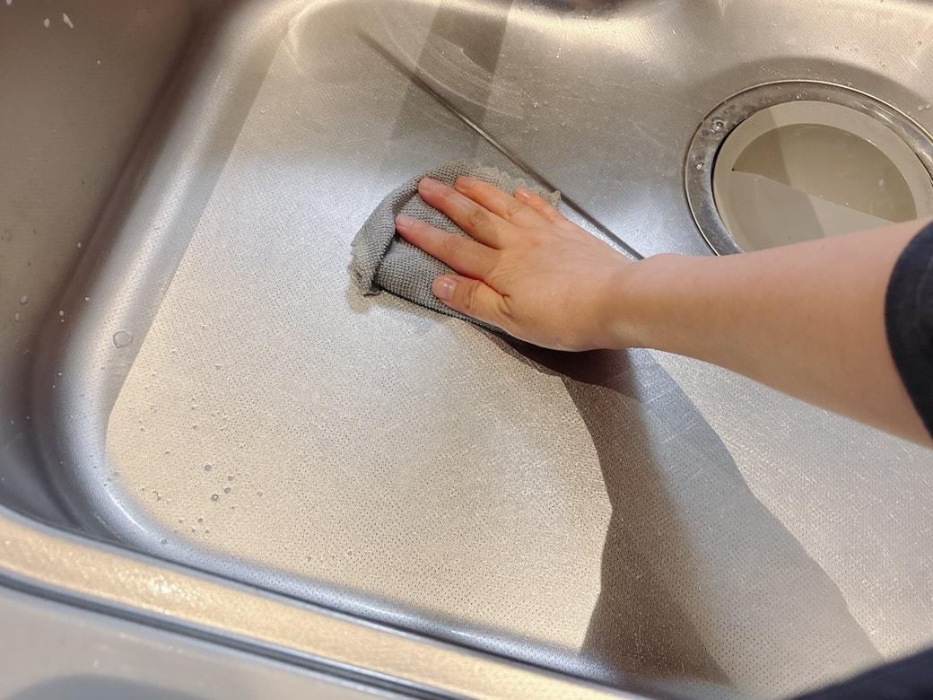 ステンレスシンクに残った水滴を拭き取る