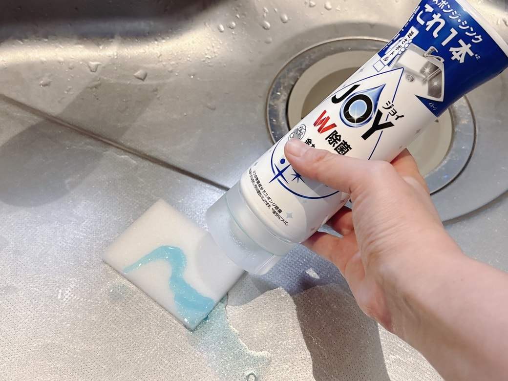 台所用中性洗剤をスポンジにつける