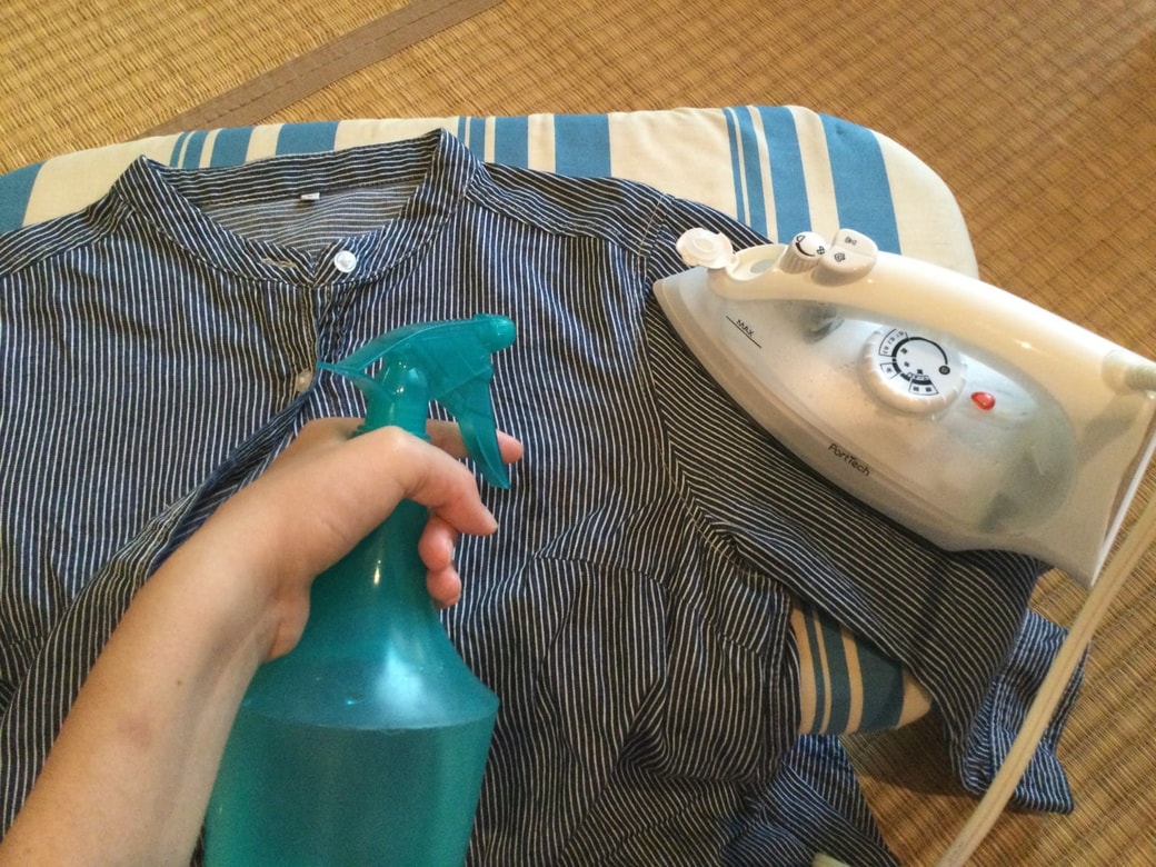 服のシワに霧吹きをかける