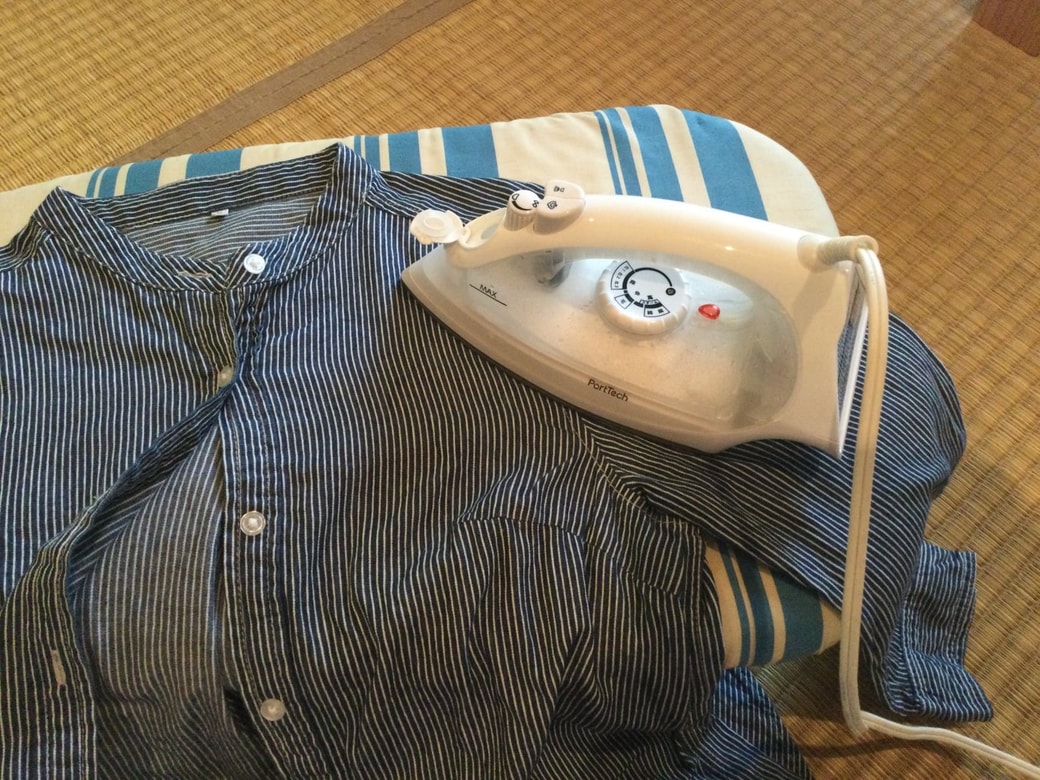 服にアイロンをかける