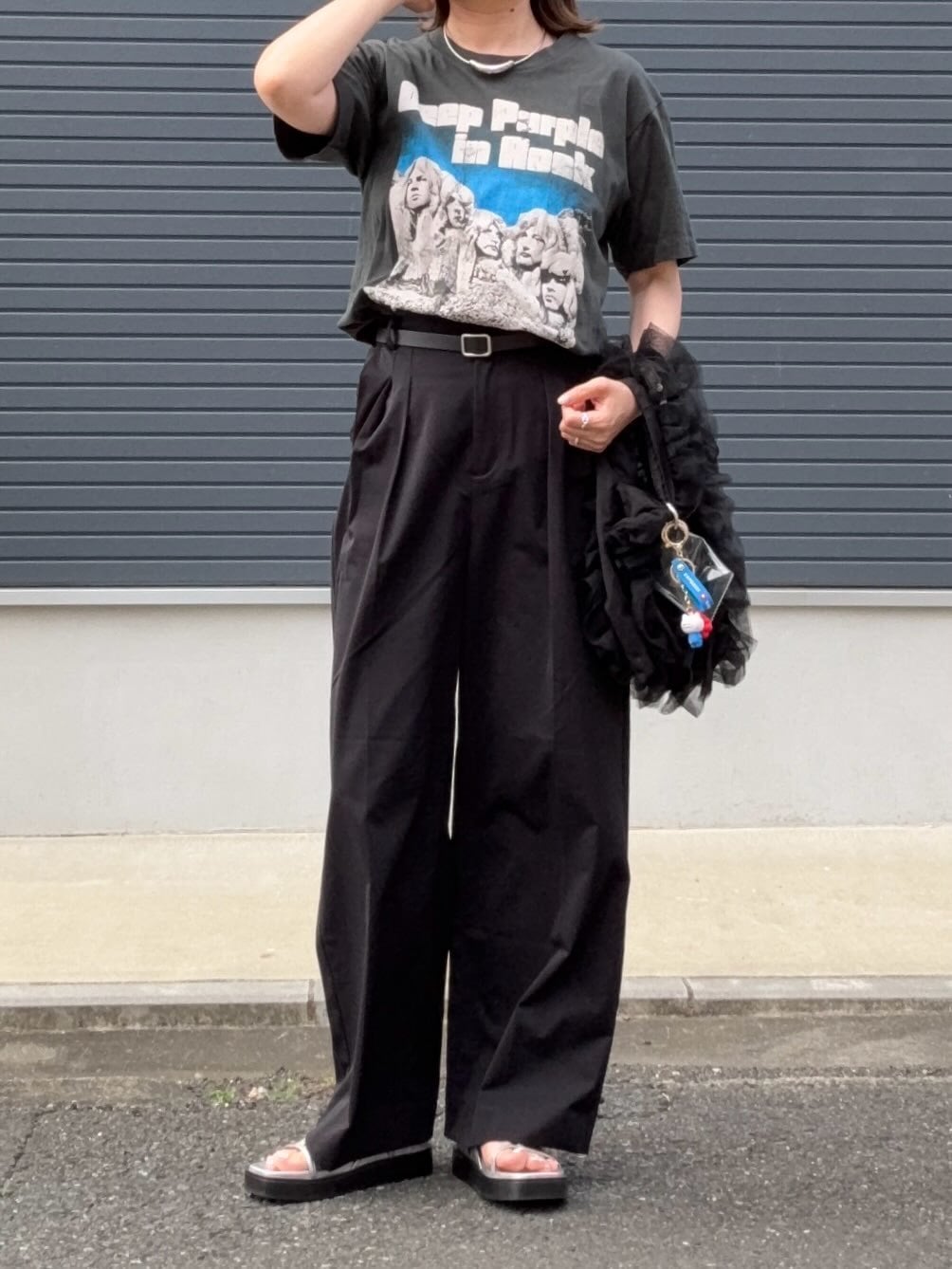 Tシャツと小物でブルーをさりげなくポイント使いした、おしゃれ上級者スタイル。