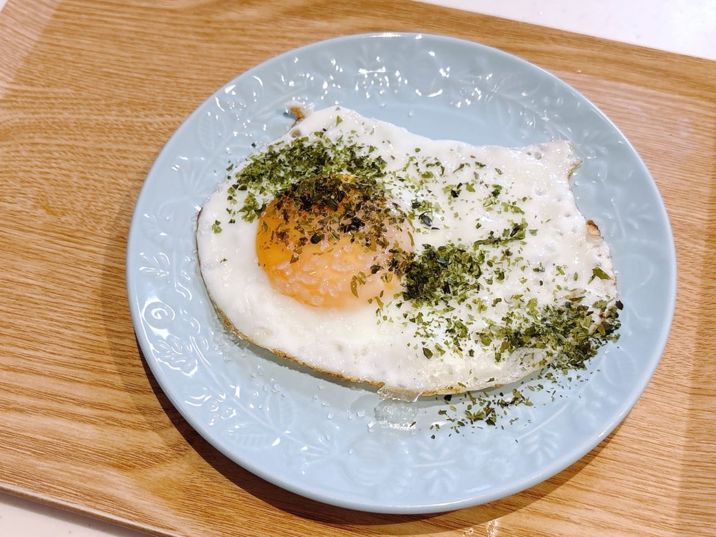 できあがった「のり塩目玉焼き」