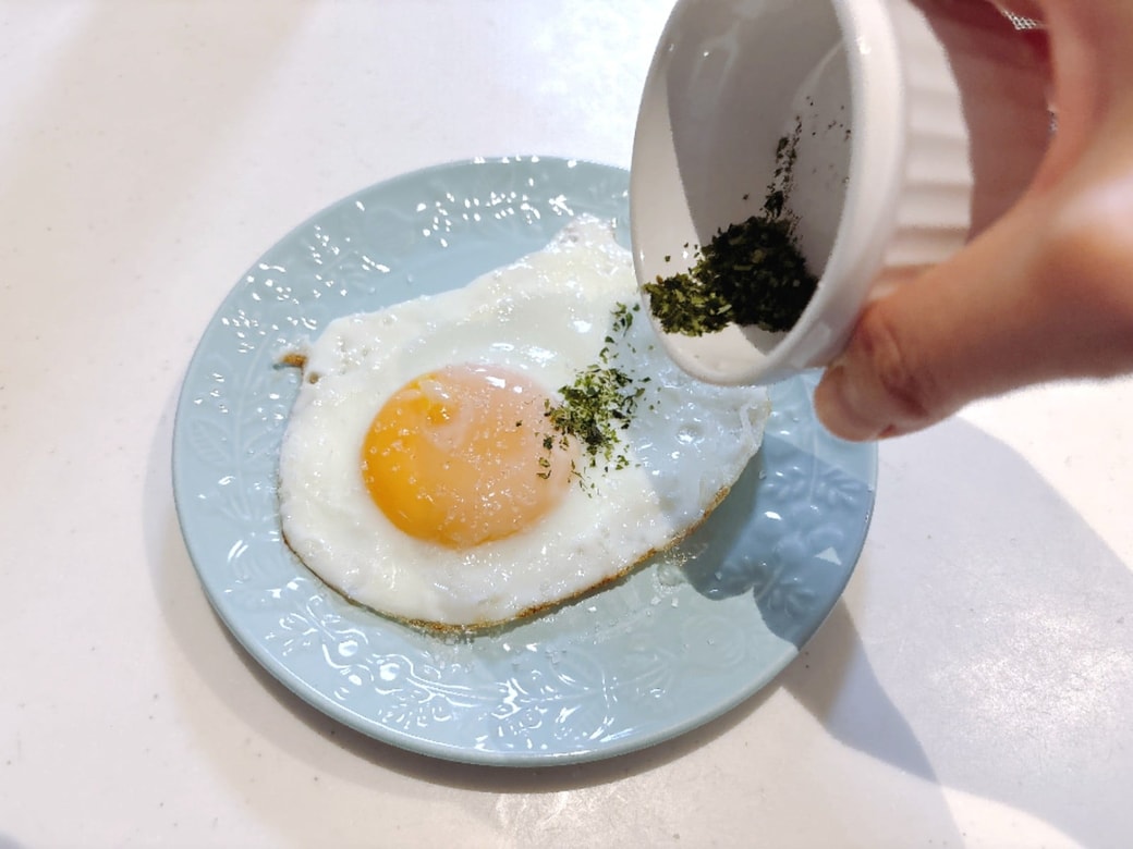 手順2.目玉焼きを皿に移したら、青海苔と塩をかけます