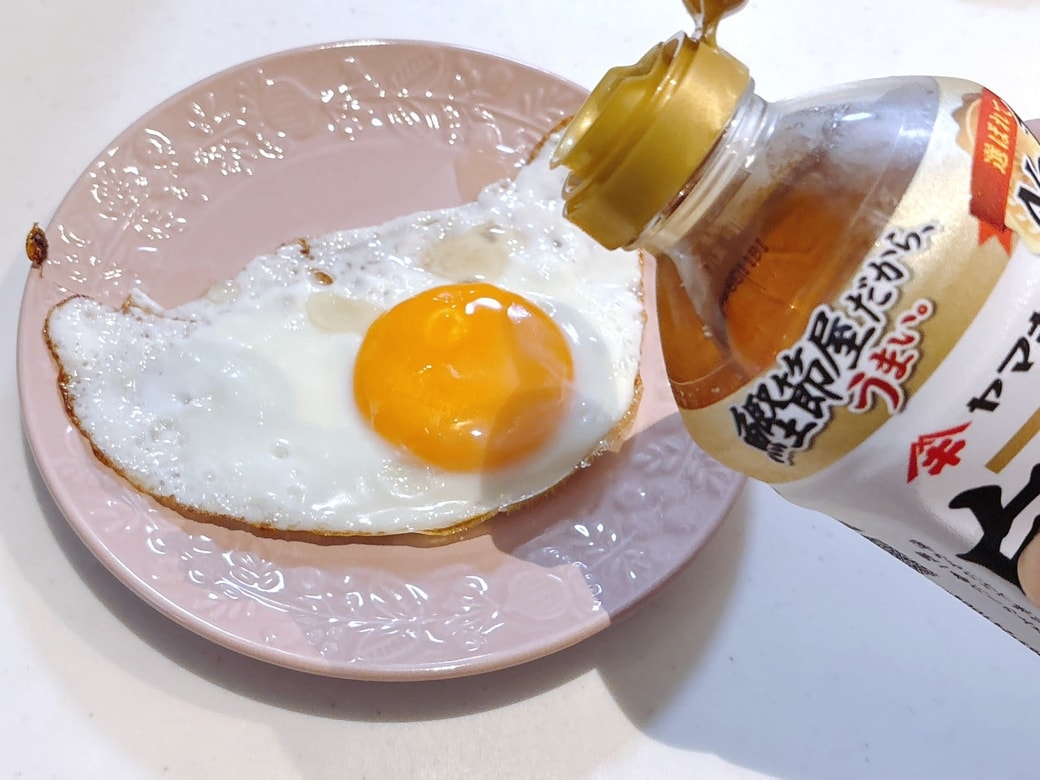 手順2.目玉焼きを皿に移して、白だしをかける