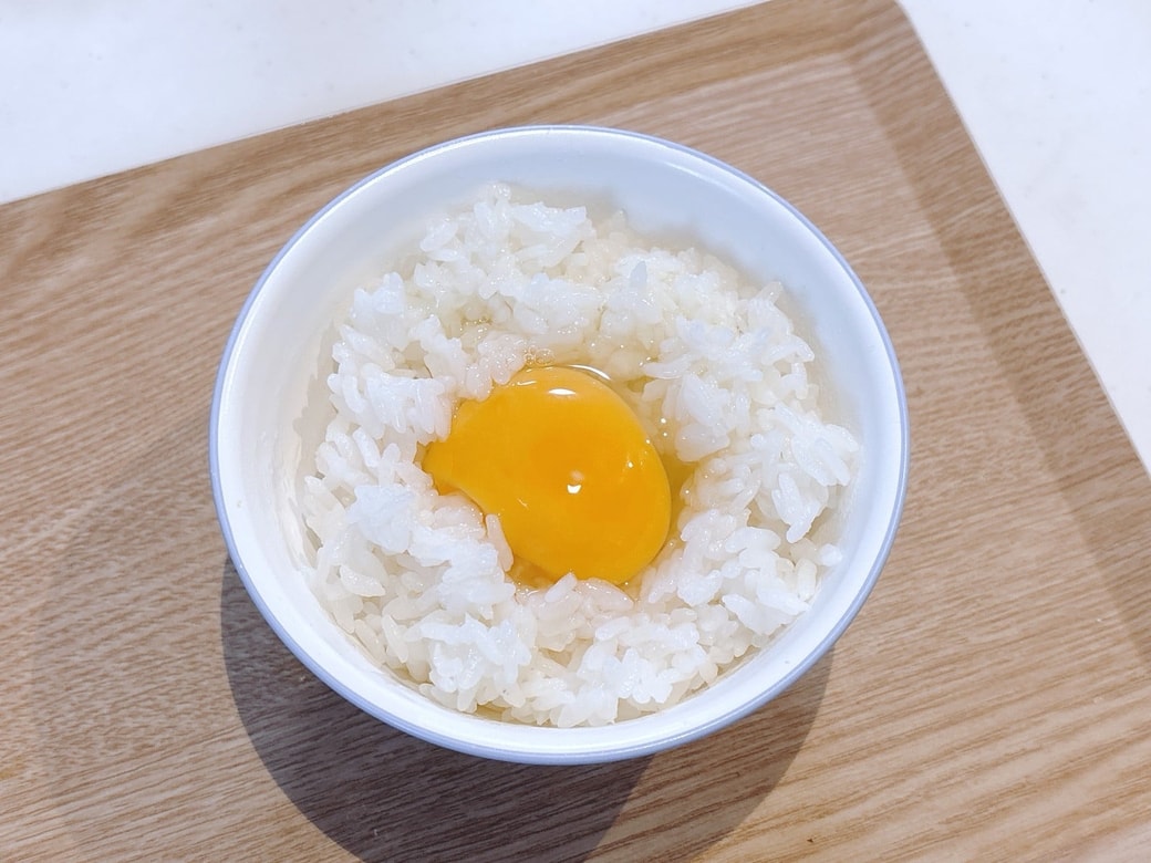 手順1.ごはんを茶碗に盛り、真ん中に卵を落とす